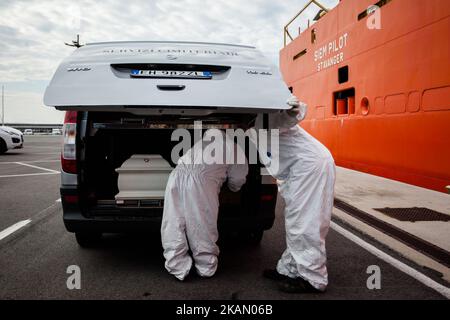 Landing of immigrate in the port of Salerno, Campania, Italy on May 9, 2017. The Siem Pilot ship carried about 900 migrants from Subsaharian, on the ship there was a dead body of child of three years old. (Photo by Paolo Manzo/NurPhoto) *** Please Use Credit from Credit Field *** Stock Photo