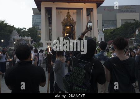 Visakha Bucha, the Buddhist holiday that marks the day of Buddha's birth, death, and day of reaching nirvana, is celebrated at Bangkok's Wat Pathum Wan on May 10th, 2017. Devotees came and offered donations of money and goods in order to make merit, as well as taking part in the tien wian procession at dusk, walking around the inner temple grounds at dusk holding lotus flowers and candles. (Photo Adryel Talamantes/NurPhoto) *** Please Use Credit from Credit Field *** Stock Photo