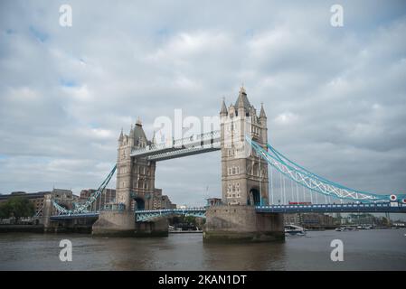 The Tower Bridge in a sunny afternoon in London on May 9, 2017. (Photo by Alberto Pezzali/NurPhoto) *** Please Use Credit from Credit Field *** Stock Photo