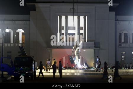 Bangladeshi workers take down a controversial statue of a sari-clad woman holding scales taken down amid tight security after months of protests by religious groups against what they called an un-Islamic Greek deity on May 26, 2017 in Dhaka. Bangladesh on May 26 removed a controversial statue depicting a goddess of justice outside its Supreme Court that religious hardliners had deemed un-Islamic, a move its creator said marked a victory for Islamists. (Photo by Sony Ramany/NurPhoto) *** Please Use Credit from Credit Field *** Stock Photo