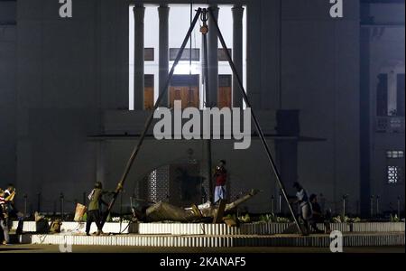 Bangladeshi workers take down a controversial statue of a sari-clad woman holding scales taken down amid tight security after months of protests by religious groups against what they called an un-Islamic Greek deity on May 26, 2017 in Dhaka. Bangladesh on May 26 removed a controversial statue depicting a goddess of justice outside its Supreme Court that religious hardliners had deemed un-Islamic, a move its creator said marked a victory for Islamists. (Photo by Sony Ramany/NurPhoto) *** Please Use Credit from Credit Field *** Stock Photo