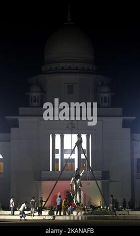 Bangladeshi workers take down a controversial statue of a sari-clad woman holding scales taken down amid tight security after months of protests by religious groups against what they called an un-Islamic Greek deity on May 26, 2017 in Dhaka. Bangladesh on May 26 removed a controversial statue depicting a goddess of justice outside its Supreme Court that religious hardliners had deemed un-Islamic, a move its creator said marked a victory for Islamists. (Photo by Sony Ramany/NurPhoto) *** Please Use Credit from Credit Field *** Stock Photo