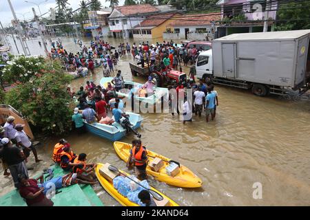 Srilankans wait for relief item near flooded road in Godagama, Matara, Sri Lanka. Tuesday 30 May 2017 (Photo by Tharaka Basnayaka/NurPhoto) *** Please Use Credit from Credit Field *** Stock Photo