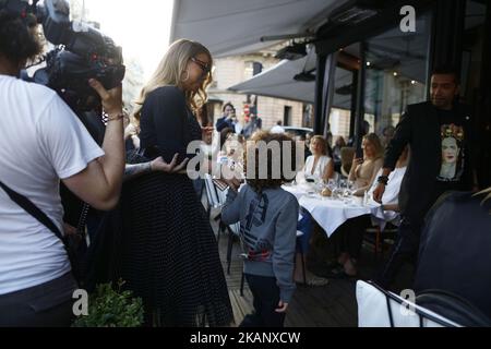 Mariah Carey with her children go to Christian Louboutin store and dinner to L'avenue restaurant in Paris, France, on June 23, 2017. (Photo by Mehdi Taamallah / Nurphoto) *** Please Use Credit from Credit Field *** Stock Photo