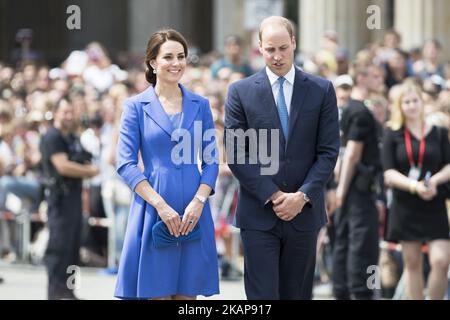 Britain's Prince William, Duke of Cambridge (R) and his wife Kate, the Duchess of Cambridge (L) pose for a picture in front of Brandenburg Gate in Berlin on July 19, 2017. (Photo by Emmanuele Contini/NurPhoto) *** Please Use Credit from Credit Field *** Stock Photo