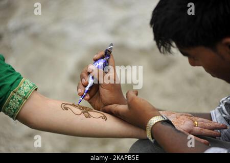 Henna Application: Over 766 Royalty-Free Licensable Stock Photos |  Shutterstock