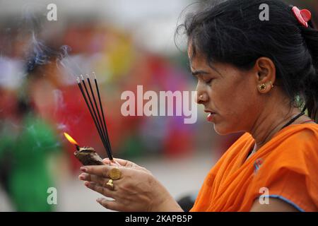 A Nepalese devotee offering incense fragrances during Shrawan Sombar festival at the premises of Pashupatinath Temple, Kathmandu, Nepal on Monday, July 24, 2017. Nepalese devotees fast and worship Lord Shiva to pray for happiness for their families. (Photo by Narayan Maharjan/NurPhoto) *** Please Use Credit from Credit Field *** Stock Photo