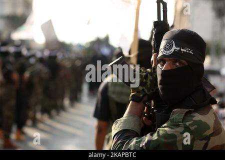 Palestinian militants take part in a military show against Israel's new security measures at the entrance to the al-Aqsa mosque compound, which include metal detectors and cameras, in Gaza city on July 25, 2017. (Photo by Majdi Fathi/NurPhoto) *** Please Use Credit from Credit Field *** Stock Photo