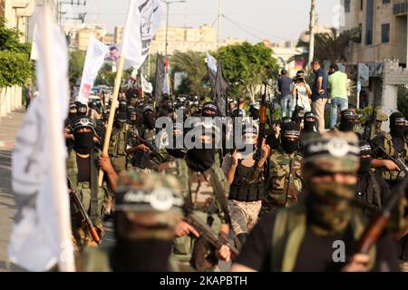 Palestinian militants take part in a military show against Israel's new security measures at the entrance to the al-Aqsa mosque compound, which include metal detectors and cameras, in Gaza city on July 25, 2017. (Photo by Majdi Fathi/NurPhoto) *** Please Use Credit from Credit Field *** Stock Photo
