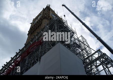 A massive crane has come at the construction site outside The Elizabeth Tower, known as Big Ben, is seen while is being restored, London on July 28, 2017. (Photo by Alberto Pezzali/NurPhoto) *** Please Use Credit from Credit Field *** Stock Photo