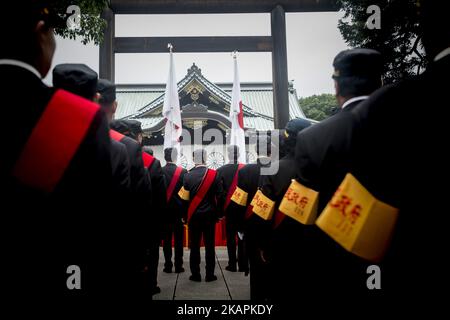 People offer a silent prayer for casualties of World War II at Yasukuni Shrine in Tokyo, Japan on August 15, 2017. Japan marks the 72nd anniversary of the end of the World War II on August 15. Some 3.1 million Japanese soldiers and civilians were killed during the war, almost 2.5 million of whom are enshrined at Yasukuni, including convicted WWII war criminals. (Photo by Alessandro Di Ciommo/NurPhoto) Stock Photo