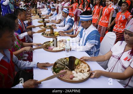 Members of the Karen during hold their Wrist tying ceremony in Bangkok, Thailand. 27 August 2017. Ethnic Karen celebrating one of the most important events in their cultural the wrist-tying festival tying white cotton thread around wrists has been passed down through generations and it is not only a traditional legacy of Karen people, but also intended to enrich people’s health and strength. (Photo by Anusak Laowilas/NurPhoto) Stock Photo