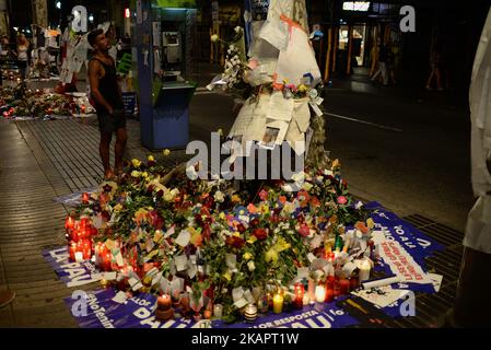 People display flowers, messages and candles to pay tribute to the victims of the Barcelona and Cambrils attacks in Cambrils on August 26, 2017. The Catalan capital demonstrates under the motto ' I Am not Afraid ', against the terror and in protest to the attack of the Rambla boulevard and Cambrils (Tarragona), which claimed the lives of 15 people the past day 17. The March organized by the City Council of Barcelona and the Government of Catalonia, 878 entities have acceded. (Photo by Juan Carlos Lucas/NurPhoto)  Stock Photo
