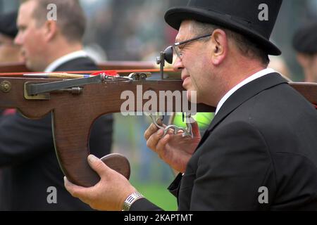 Heeswijk, Netherlands Niederlande, Europäische Gemeinschaft Historischer Schützen; The crossbowman in the top hat aims at the target with the crossbow Stock Photo