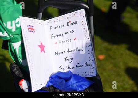 Tributes and flowers at the Gates of Kensington Palace on the 20th anniversary of the death of Princess Diana at Kensington Palace on August 31, 2017 in London, England. (Photo by Alberto Pezzali/NurPhoto) Stock Photo