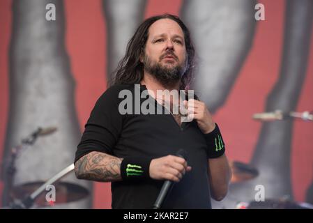 American nu metal band Korn perform live on the second day of Reading Festival, Reading on August 26, 2017. The band's current lineup includes founding members James 'Munky' Shaffer (rhythm guitar), Reginald 'Fieldy' Arvizu (bass), Brian 'Head' Welch (lead guitar, backing vocals), and Jonathan Davis (lead vocals, bagpipes), with the addition of Ray Luzier (drums). (Photo by Alberto Pezzali/NurPhoto) Stock Photo
