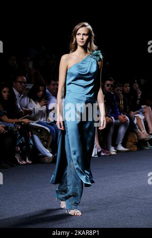 model takes to the catwalk with a creation for Spring-Autunm 2018 Collection of ANGEL SCHLESSER during the first day of the Madrid Fashion Week, in Madrid, Spain, 14 September 2017. (Photo by Oscar Gonzalez/NurPhoto) Stock Photo