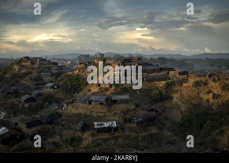 Top view of makeshift tent at the Balukhali camp in Ukhiya, Bangladesh 15 September 2017. Many of the Rohingya fleeing the violence in Myanmar had travelled by boat to find refuge in neighbouring Bangladesh. According to United Nations more than 300 thousand Rohingya refugees have fled Myanmar from violence over the last few weeks, most trying to cross the border and reach Bangladesh. (Photo by KM Asad/NurPhoto) Stock Photo