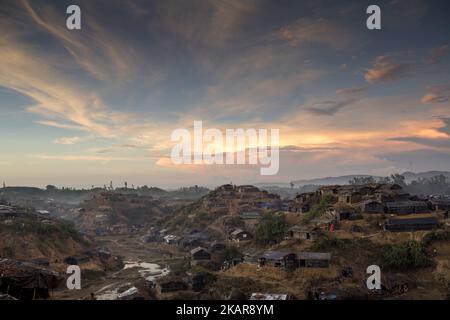 Top view makeshift tent at the Balukhali camp in Ukhiya, Bangladesh 15 September 2017. Many of the Rohingya fleeing the violence in Myanmar had travelled by boat to find refuge in neighbouring Bangladesh. According to United Nations more than 300 thousand Rohingya refugees have fled Myanmar from violence over the last few weeks, most trying to cross the border and reach Bangladesh. (Photo by KM Asad/NurPhoto) Stock Photo