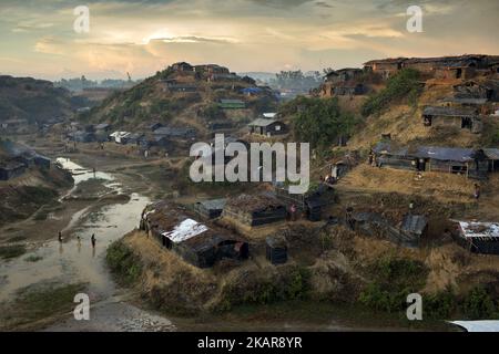 Top view makeshift tent at the Balukhali camp in Ukhiya, Bangladesh 15 September 2017. Many of the Rohingya fleeing the violence in Myanmar had travelled by boat to find refuge in neighbouring Bangladesh. According to United Nations more than 300 thousand Rohingya refugees have fled Myanmar from violence over the last few weeks, most trying to cross the border and reach Bangladesh. (Photo by KM Asad/NurPhoto) Stock Photo