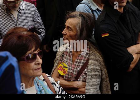 People listen to speeches during the act in support to the referendum of the 1-O in Catalonia, in Madrid, Spain, on September 17, 2017. (Photo by Juan Carlos Lucas/NurPhoto) Stock Photo