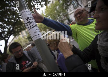 Members of the Catalan National Assembly, distribute information through the streets of Barcelona in full day, asking for the vote in the referendum of independence of Catalonia on October 1, in Barcelona on September 17, 2017 (Photo by Miquel Llop/NurPhoto) Stock Photo