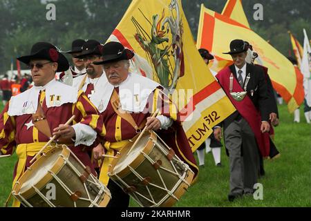 Heeswijk, Netherlands, Niederlande, Europäische Gemeinschaft Historischer Schützen; marching procession with drums and banners in historical costumes Stock Photo