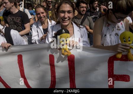 Thousands students march peacefully in the streets of Barcelona, on 28 September 2017 in a pro-referendum demonstration as part of the 'permanent mobilization' of the Catalan separatists, three days ahead of the referendum on independence banned by Spanish justice. (Photo by Guillaume Pinon/NurPhoto) Stock Photo