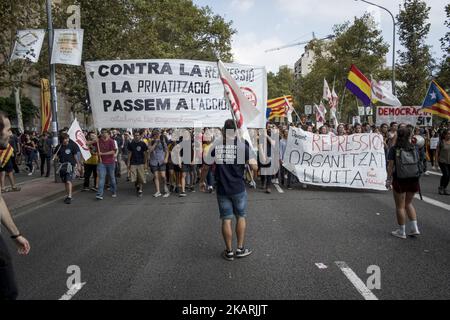 Thousands students march peacefully in the streets of Barcelona, on 28 September 2017 in a pro-referendum demonstration as part of the 'permanent mobilization' of the Catalan separatists, three days ahead of the referendum on independence banned by Spanish justice. (Photo by Guillaume Pinon/NurPhoto) Stock Photo