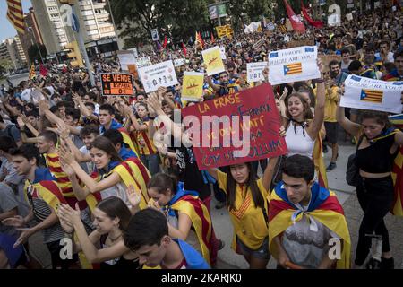 Thousands students march peacefully in the streets of Barcelona, on 28 September 2017 in a pro-referendum demonstration as part of the 'permanent mobilization' of the Catalan separatists, three days ahead of the referendum on independence banned by Spanish justice. (Photo by Guillaume Pinon/NurPhoto) Stock Photo