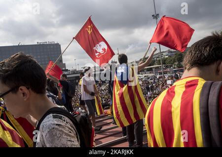 Thousands students march peacefully in the streets of Barcelona, on 28 September 2017 in a pro-referendum demonstration as part of the 'permanent mobilization' of the Catalan separatists, three days ahead of the referendum on independence banned by Spanish justice. (Photo by Guillaume Pinon/NurPhoto) Stock Photo