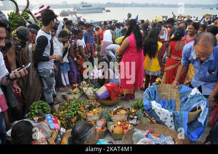 Indian Hindu devotees perform rituals during Chhat Puja while standing in the river in Kolkata on October 26,2017. Devotees pay obeisance to both the rising and the setting sun during the Chhath festival when people express their thanks and seek the blessings of the forces of nature, mainly the Sun and the River. (Photo by Debajyoti Chakraborty/NurPhoto) Stock Photo