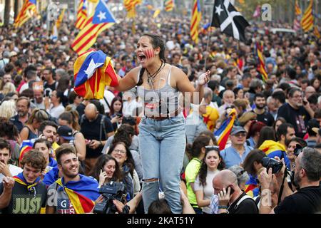 People gather to celebrate the proclamation of a Catalan republic at the Sant Jaume square in Barcelona on October 27, 2017. Catalonia's parliament voted to declare independence from Spain and proclaim a republic, just as Madrid is poised to impose direct rule on the region to stop it in its tracks. A motion declaring independence was approved with 70 votes in favour, 10 against and two abstentions, with Catalan opposition MPs walking out of the 135-seat chamber before the vote in protest at a declaration unlikely to be given official recognition. (Photo by Urbanandsport/NurPhoto) Stock Photo