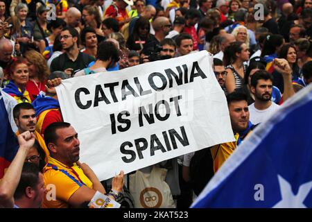 People gather to celebrate the proclamation of a Catalan republic at the Sant Jaume square in Barcelona on October 27, 2017. Catalonia's parliament voted to declare independence from Spain and proclaim a republic, just as Madrid is poised to impose direct rule on the region to stop it in its tracks. A motion declaring independence was approved with 70 votes in favour, 10 against and two abstentions, with Catalan opposition MPs walking out of the 135-seat chamber before the vote in protest at a declaration unlikely to be given official recognition. (Photo by Urbanandsport/NurPhoto) Stock Photo