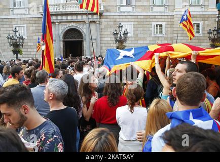 People gather to celebrate the proclamation of a Catalan republic at the Sant Jaume square in Barcelona on October 27, 2017. Catalonia's parliament voted to declare independence from Spain and proclaim a republic, just as Madrid is poised to impose direct rule on the region to stop it in its tracks. A motion declaring independence was approved with 70 votes in favour, 10 against and two abstentions, with Catalan opposition MPs walking out of the 135-seat chamber before the vote in protest at a declaration unlikely to be given official recognition. (Photo by Urbanandsport/NurPhoto) Stock Photo