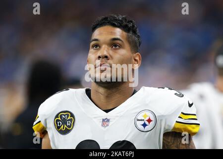 Pittsburgh Steelers running back James Conner (30) is seen on the sidelines during the first half of an NFL football game against the Detroit Lions in Detroit, Michigan USA, on October 29, 2017. (Photo by Jorge Lemus/NurPhoto) Stock Photo