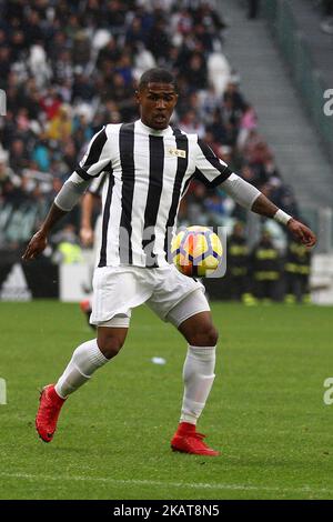 Juventus forward Douglas Costa (11) in action during the Serie A football match n.12 JUVENTUS - BENEVENTO at the Allianz Stadium in Turin, Italy on November 5, 2017. (Photo by Matteo Bottanelli/NurPhoto) Stock Photo