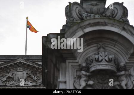 The Royal Standard flies on the top of Buckingham Palace as the sun sets, London on November 6, 2017. About £10m of the Queen's private money was invested offshore, leaked documents show. The Duchy of Lancaster, which provides the Queen with an income, held funds in the Cayman Islands and Bermuda. (Photo by Alberto Pezzali/NurPhoto) Stock Photo