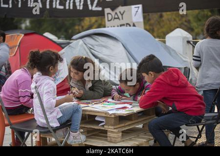 Syrian refugees are protesting for almost 2 weeks with a hunger strike and staying in tents in front of the Hellenic parlianment in Athens, Greece, on 16 November 2017 as they request from the authorities to respect the legal limit of six months for family reunification. Refugees are demanding to be reunited with their families in northwest Europe like Germany or Sweden. The settlement is between the Greek parliament and over the daily overcrowded Syntagma Square and metro station. (Photo by Nicolas Economou/NurPhoto) Stock Photo