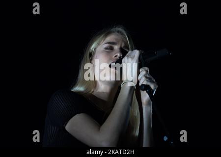 Anna Reid of English indie pop band London Grammar perform on stage at O2 Academy Brixton, London on October 30, 2017. London Grammar are an English indie pop band from Nottingham, formed in 2009. The band consists of Hannah Reid, Dan Rothman and Dominic 'Dot' Major. (Photo by Alberto Pezzali/NurPhoto) Stock Photo