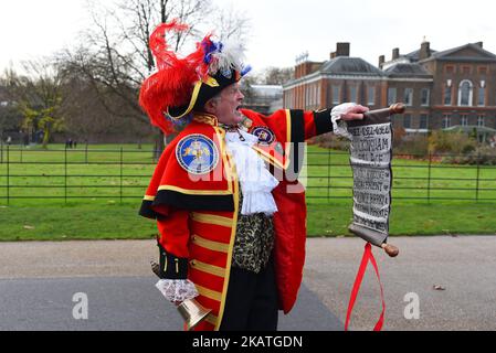 Media and people gathered outside Kensington Palace for the announcement of Prince Harry's engagement with American Actress Meghan Merkle, in London on November 27, 2017. Tony Appleton, from Chelmsford, Essex, was standing close to the TV crews in full town crier regalia, with a self-made scroll proclaiming the engagement. (Photo by Alberto Pezzali/NurPhoto) Stock Photo
