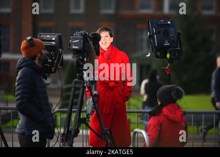 Media and people gathered outside Kensington Palace for the announcement of Prince Harry's engagement with American Actress Meghan Merkle, in London on November 27, 2017. Tony Appleton, from Chelmsford, Essex, was standing close to the TV crews in full town crier regalia, with a self-made scroll proclaiming the engagement. (Photo by Alberto Pezzali/NurPhoto) Stock Photo