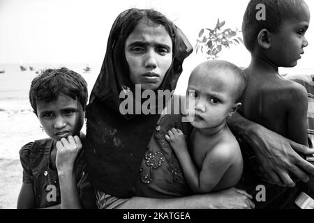 A newly arrived Rohingya refugee family after arriving at Shah Porir Dwip near Cox's Bazar, Bangladesh, November 23, 2017. (Photo by Szymon Barylski/NurPhoto) Stock Photo