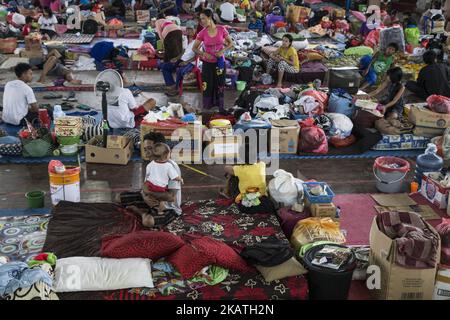 Citizens evacuate and brace for the Mount Agung eruption in Bali, Karang Asem, Indonesia on November 28, 2017. Since the increasing level to level 4 which is the highest status alert, eruption of Mount Agung already covering some area of Bali with ashes, the closing of airport, and total of 38 thousands of refugee. Cold larva also hit some river near karang asem giving brown color to the river and strong sulfur smell. (Photo by Donal Husni/NurPhoto) Stock Photo