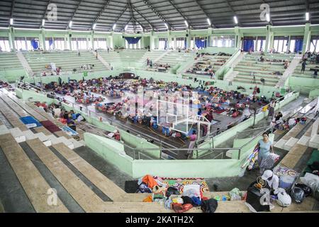 Citizens evacuate and brace for the Mount Agung eruption in Bali, Karang Asem, Indonesia on November 28, 2017. Since the increasing level to level 4 which is the highest status alert, eruption of Mount Agung already covering some area of Bali with ashes, the closing of airport, and total of 38 thousands of refugee. Cold larva also hit some river near karang asem giving brown color to the river and strong sulfur smell. (Photo by Donal Husni/NurPhoto) Stock Photo