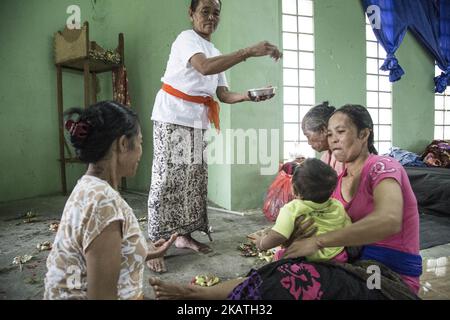 Citizens evacuate and brace for the Mount Agung eruption in Bali, Karang Asem, Indonesia on November 28, 2017. Since the increasing level to level 4 which is the highest status alert, eruption of Mount Agung already covering some area of Bali with ashes, the closing of airport, and total of 38 thousands of refugee. Cold larva also hit some river near karang asem giving brown color to the river and strong sulfur smell. (Photo by Donal Husni/NurPhoto) Stock Photo