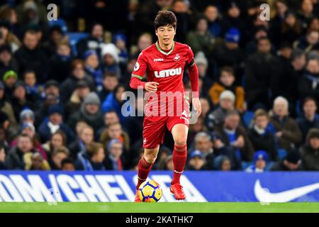 Swansea City's Ki Sung-Yueng (4) during the Premier League match between Chelsea and Swansea City at Stamford Bridge, London, England on 29 Nov 2017. (Photo by Kieran Galvin/NurPhoto) Stock Photo