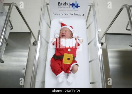 A newborn dressed in Santa to mark Christmas at Paolo memorial hospital in Bangkok, Thailand. 21 December 2017. (Photo by Anusak Laowilas/NurPhoto) Stock Photo