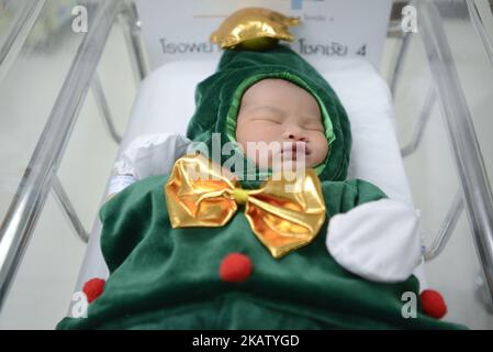A newborn dressed in Santa to mark Christmas at Paolo memorial hospital in Bangkok, Thailand. 21 December 2017. (Photo by Anusak Laowilas/NurPhoto) Stock Photo