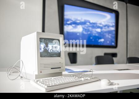 Macintosh SE FDHD, release date August 1989, exhibited at MacPaw's Ukrainian Apple Museum in Kiev, Ukraine on January 26, 2017. Ukrainian developer MacPaw has opened Apple hardware museum at the company’s office in Kiev. The collection has more than 70 original Macintosh models dated from 1981 to 2017. (Photo by Oleksandr Rupeta/NurPhoto) Stock Photo